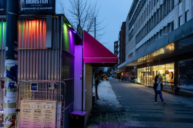 Stockholm, İsveç 15 Aralık 2023 Bir kişi Fridhemsplan bölgesinde yürür Kazanan bir sabah aydınlık bir kiosk arkasında.
