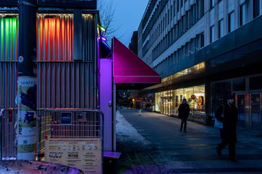 Stockholm, İsveç 15 Aralık 2023 Bir kişi Fridhemsplan bölgesinde yürür Kazanan bir sabah aydınlık bir kiosk arkasında.