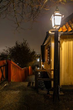 Stockholm, İsveç, Sodermalm 'deki Stigbergsgatan sokağı ve Sista Styverns Trappor merdiveninde bir sokak lambası..