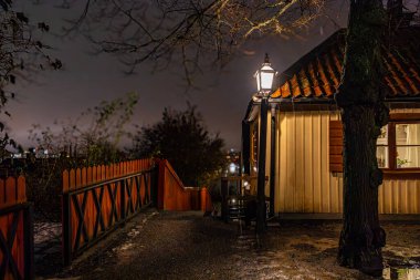 Stockholm, İsveç, Sodermalm 'deki Stigbergsgatan sokağı ve Sista Styverns Trappor merdiveninde bir sokak lambası..