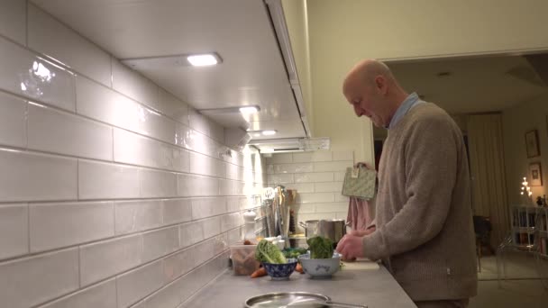 Erkek Bir Aşçı Bir Mesken Mutfağında Buharlaşmak Için Brüksel Lahanası — Stok video