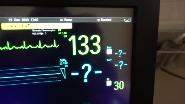 Stockholm Zweden Een Elektrocardiografie Machine Pulsweergave Een Ziekenhuis — Stockvideo