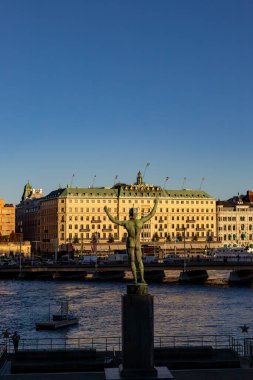 Stockholm, İsveç 19 Aralık 2023 Apollo, Solsangaren, Güneş Şarkıcısı Yunan güneş tanrısı Carl Milles 'in şiirleri ve müziği Norrstrom şehir merkezindeki su kütlesinde..