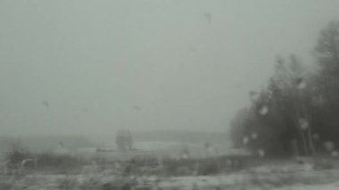 Jonkoping, İsveç Kış aylarında hareket halindeki bir arabadan kar fırtınası manzarası. 