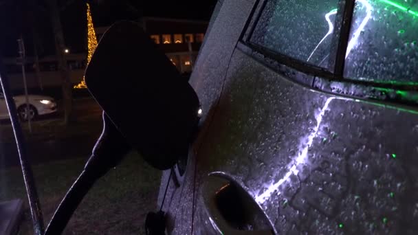 Lund Svédország Egy Férfi Kihúzza Elektromos Kábelt Autóból Töltés Után — Stock videók
