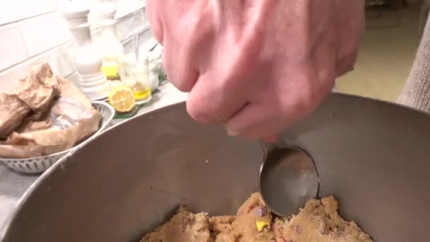 Uomo Rotola Pasta Biscotto Cioccolato Biscotti Mette Una Teglia Forno — Video Stock