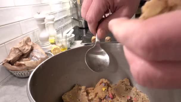 Mężczyzna Wrzuca Ciasto Czekoladowe Ciastek Umieszcza Tacy Pieczenia — Wideo stockowe