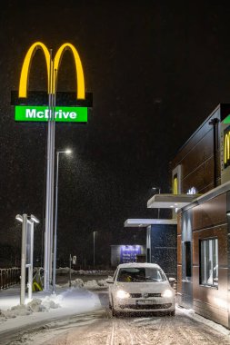 Norrkoping, İsveç 21 Aralık 2023 McDonalds restoranının yemek penceresinde bir araba..