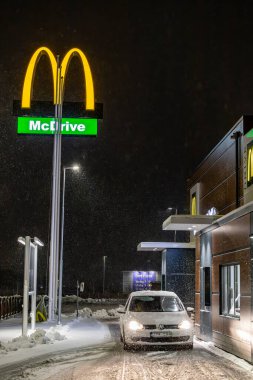 Norrkoping, İsveç 21 Aralık 2023 McDonalds restoranının yemek penceresinde bir araba..