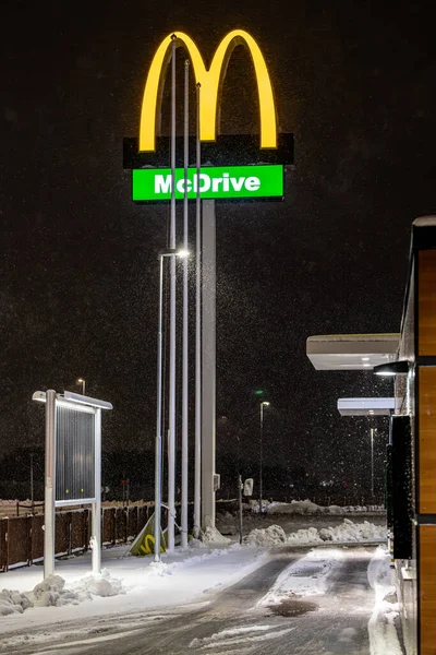 Norrkoping, İsveç 21 Aralık 2023 McDonalds restoranının paket servisi..