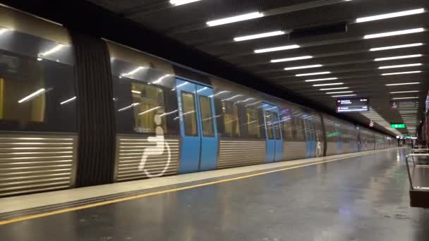 Stoccolma Svezia Treno Della Metropolitana Lascia Piattaforma Tekniska Hogskolan Ferma — Video Stock