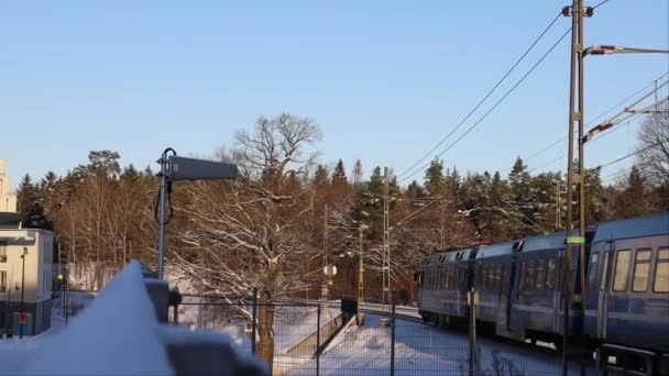 Sztokholm Szwecja Pociąg Podmiejski Roslagsbana Śniegu Dzielnicy Albano — Wideo stockowe