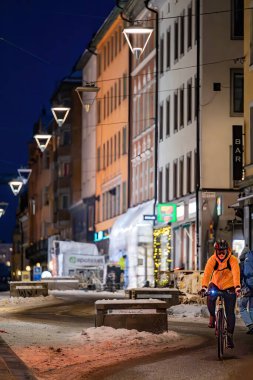 Stockholm, İsveç 27 Aralık 2023 Sodermalm 'da Gotgatan' da bisikletçiler..