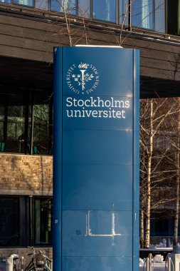 Stockholm, İsveç 27 Aralık 2023 Stockholm Üniversitesi 'nin kışın kar altında kalan dış tabelalarından biri..