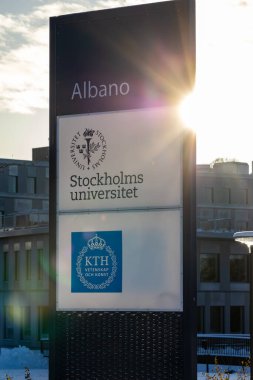 Stockholm, İsveç 27 Aralık 2023 Stockholm Üniversitesi ve KTH 'nin Albano kampüsü için kar ve güneşte İşaretler, Kraliyet Teknoloji Enstitüsü.
