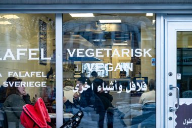 Stockholm, İsveç 29 Aralık 2023 Ragsved bölgesindeki popüler bir etnik falafel restoranının dışı..