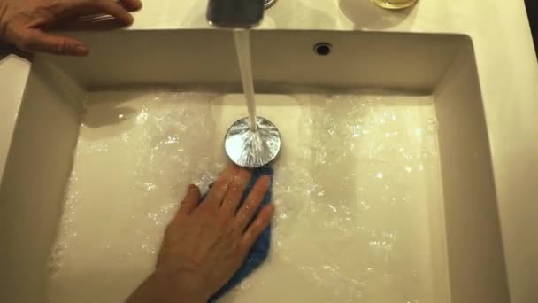 Eine Person Wäscht Ein Waschbecken Badezimmer — Stockvideo