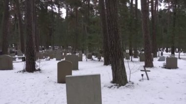 Stockholm, İsveç Woodland Mezarlığı, Skogskyrkogarden, UNESCO Dünya Mirası sahası, kışın. 