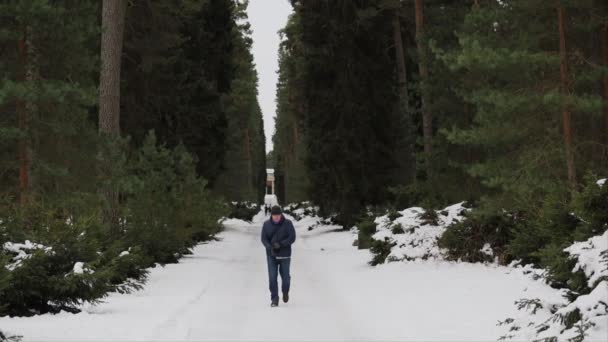 Stockholm Zweden Een Man Wandelt Winter Woodland Cemetery Skogskyrkogarden Een — Stockvideo