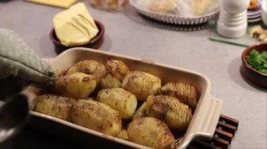 Stockholm, İsveç Fırın kabında tereyağlı Hasselback patatesleri pişirip dilimledi.