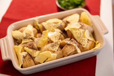 Stockholm, İsveç Hasselback patatesleri fırında tereyağlı fırın. Fırın için hazır..