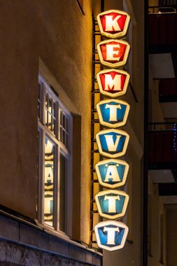 Stockholm, İsveç 'te eski ve klasik bir neon tabelada Sweidh Kemtvatt veya kuru temizlemeci yazıyor..