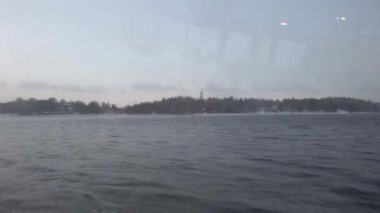 Stockholm, İsveç. Stockholm limanında veya Frihamnen 'de buzlu bir Baltık Denizi' nde toplu taşıma feribotunun penceresinden görünen manzara.. 
