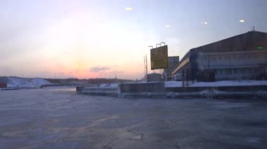 Stockholm, İsveç. Stockholm limanında veya Frihamnen 'de buzlu bir Baltık Denizi' nde toplu taşıma feribotunun penceresinden görünen manzara.. 