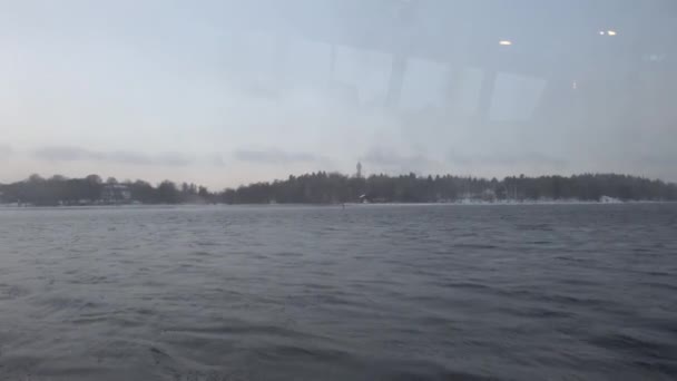 ストックホルム スウェーデン ストックホルム港を介して公共交通機関フェリーの窓からの眺め またはフリハメネン アイシーバルト海の冬の日に — ストック動画