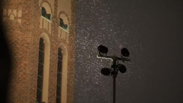 Стокгольм Швеція Сніг Падає Навколо Потужних Прожекторів Освітлюють Фасад Церкви — стокове відео