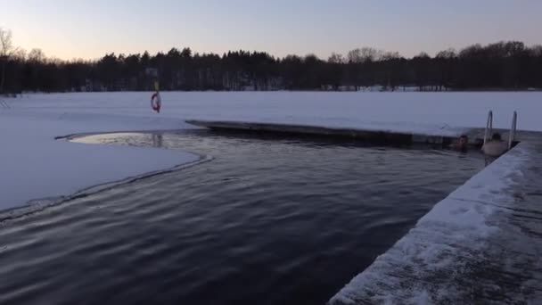 ストックホルム スウェーデン 2人がドックから凍った湖に氷を浴びる — ストック動画