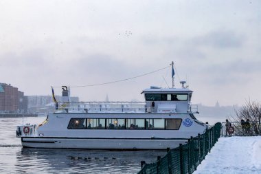Stockholm, İsveç 4 Ocak 2023 Kışın toplu taşıma feribotu.