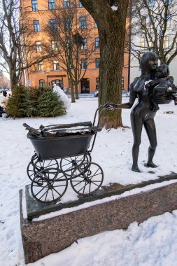 Stockholm, İsveç 6 Ocak 2024 Bronz Jannica och dokvagnen, Jannica ve bebek arabası 1986 yılında Gunnel Frieberg 'in Katarina Bangata' daki Sodermalm bölgesinde kar üzerinde heykel.