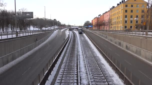 Στοκχόλμη Σουηδία Ένα Υπαίθριο Μετρό Τρένο Tunnelbana Στις Γραμμές Περνά — Αρχείο Βίντεο
