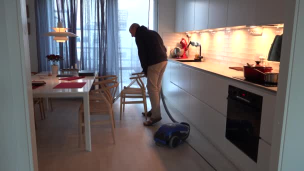 Στοκχόλμη Σουηδία Ένας Άνθρωπος Vacuums Μια Κουζίνα Κατοικίας — Αρχείο Βίντεο