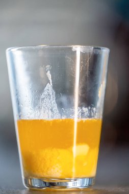 Mutfakta büyük bir bardakta erimiş tereyağı.