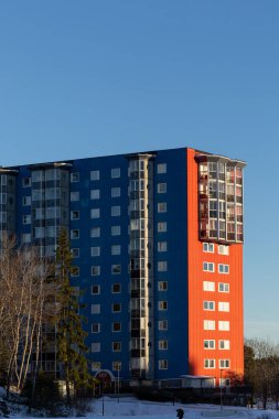 Stockhom, İsveç Flemingsberg bölgesinde renkli bir apartman dairesi..
