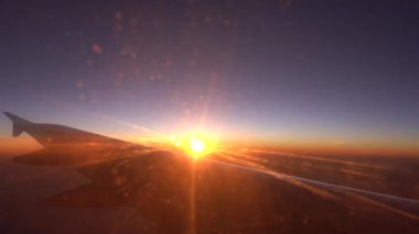 İsveç 'in üzerinde uçan bir uçaktan gün doğumu penceresi manzarası  