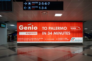 Palermo, Sicilya, İtalya 11 Ocak 2024 Palermo havaalanı ya da Falcone-Borsellino 'daki bagaj bölümünde hızlı tren reklamı yapan büyük kırmızı bir tabela..