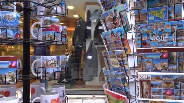 Palermo Sicilië Italië Een Straatdisplay Van Toeristische Ansichtkaarten Kopjes Maffia — Stockvideo