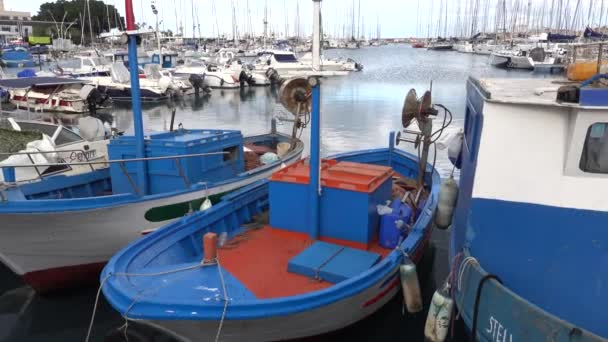 Palermo Sicilia Italia Pequeños Barcos Puerto Sendero Del Puerto Palermo — Vídeos de Stock