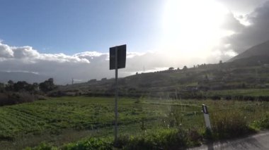 Sciara, Sicilya, İtalya Sicilya Yeşil tarıma elverişli tepeler ve Sicilya 'nın manzaralı ve bulutlu tarım arazileri. 