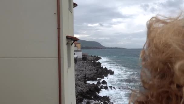 Cefalu Sicilia Italia Una Donna Sta Piedi Nel Forte Vento — Video Stock