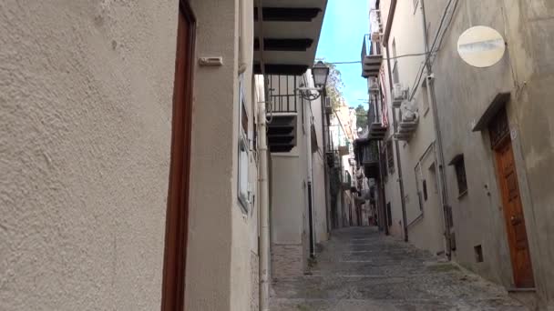 シチリア シケバル イタリア 人のいない古い町の小さな背中の路地のパンニングビュー — ストック動画