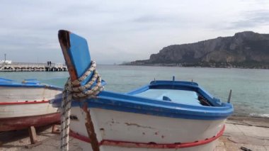 Palermo, Sicilya, İtalya Mondello sahilinde tipik ahşap balıkçı tekneleri