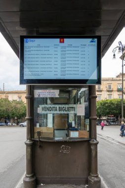 Palermo, Sicilya, İtalya 12 Ocak 2024 Merkez otobüs durağında bir bilet gişesi ve İtalyanca imza..