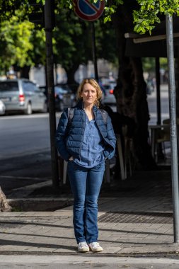 Palermo, Sicilya, İtalya Eski şehrin bir köşesinde bir kadın turist duruyor.