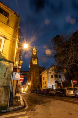 Palermo, Sicilya, İtalya 12 Ocak 2024 Palermo 'nun dar sokaklarında sokak lambaları.