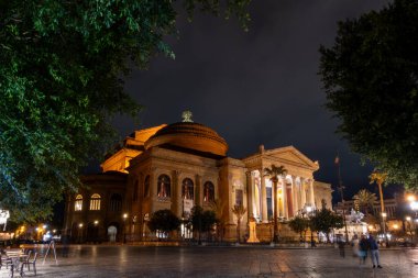 Palermo, Sicilya, İtalya 12 Ocak 2024 Piazza Giuseppe Verdi 'deki Massimo Tiyatrosu' nun dış yüzeyi..