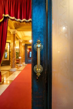 Palermo, Sicilya, İtalya 14 Ocak 2024 Massimo Tiyatrosu ya da Palermo Opera Binası 'nın iç kapı detayları.